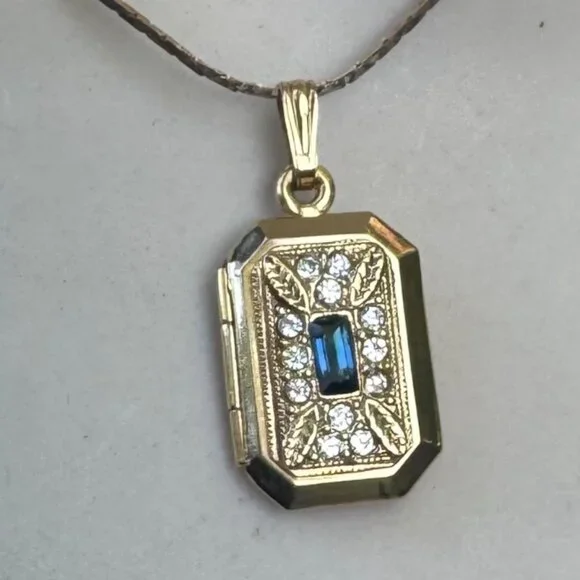SOLD! Vintage Gold Sapphire & Diamond Filigree Locket Pendant - Picture 5 of 7